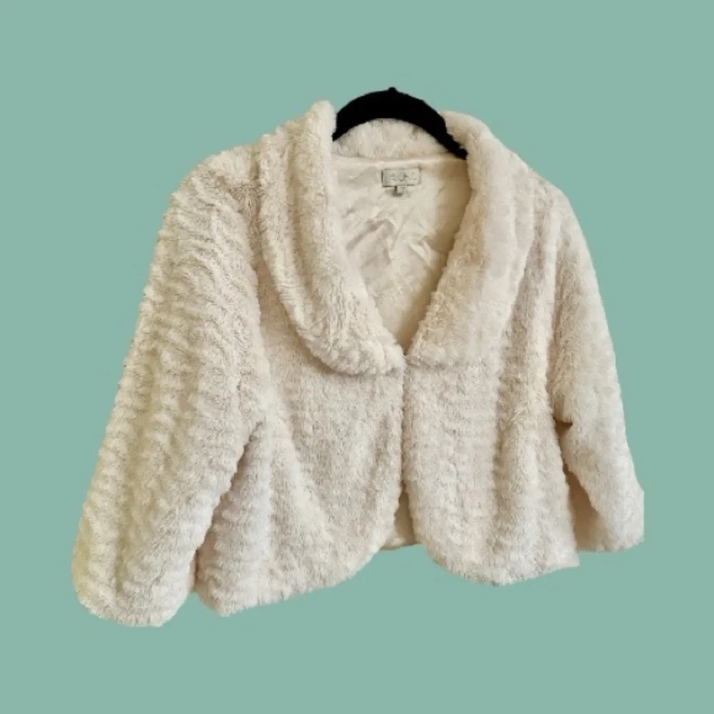 CHIC, GIRLS, OFF-WHITE, FAUX FUR COAT. FULLY LINED, FRONT HOOK CLOSURE. SIZE 8